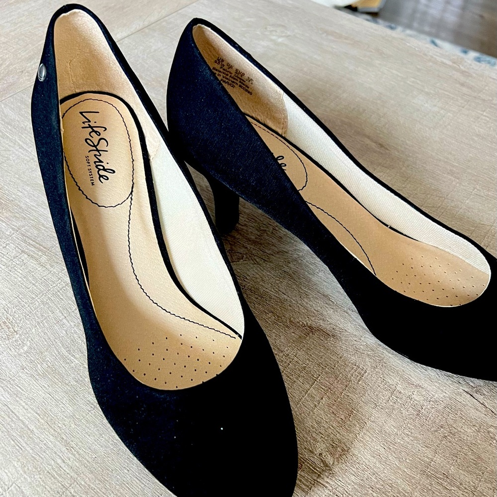 Black pumps